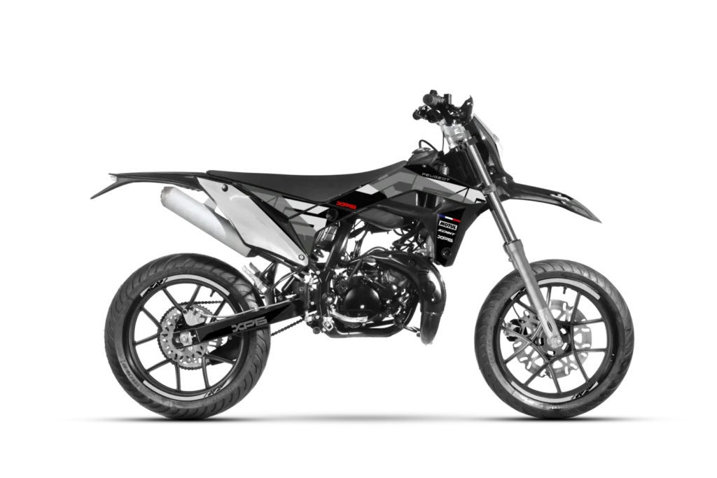 Peugeot XP6 SUPERMOTARD en color Jet Black, vista tres cuartos delantera