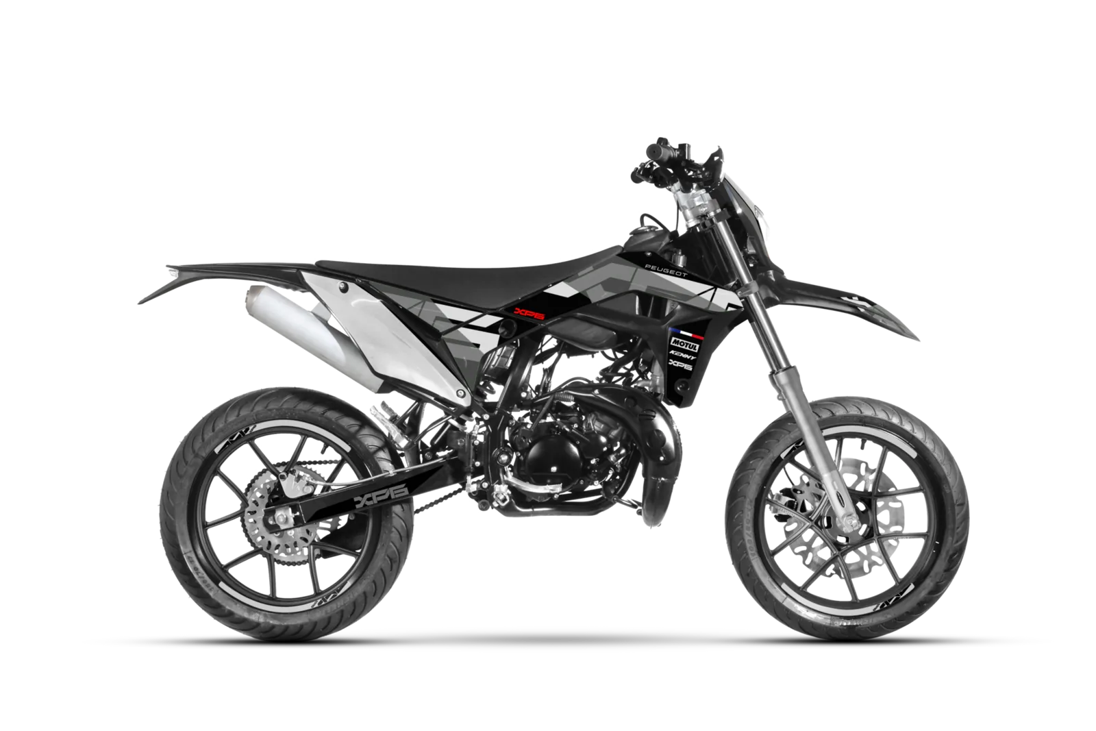 Peugeot XP6 SUPERMOTARD en color Jet Black, vista tres cuartos delantera